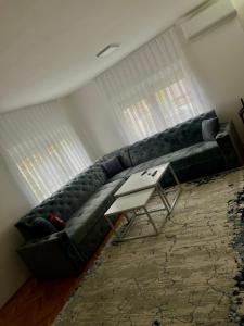 SvrakeにあるVila Nedimの窓のあるリビングルーム(ソファ付) +2枚の写真