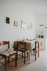 Un comedor con una mesa y dos sillas. en La casa del sole, en Molfetta