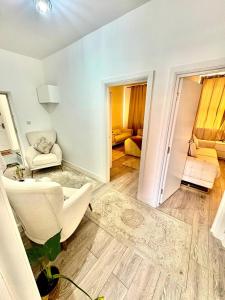 ein Wohnzimmer mit Sessel und Couch in der Unterkunft Luxury Apartment with Grand Living Space London in London