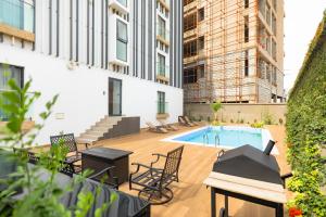 Der Swimmingpool an oder in der Nähe von Belfast studio-Blue Waters Property Management
