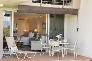 d'une terrasse avec des chaises, une table et un canapé. dans l'établissement Eldorado A107 · EL A107 Remodeled Studio, Golf Course, Beach!, à Kahana