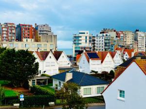 ミッデルケルケにあるBed & Breakfast Maison Noire Westende-bad incl parking & ontbijtの市前家群