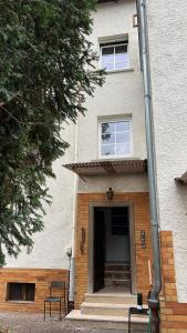 a building with a door and two benches in front of it at Heusenstamm Home & Work in Heusenstamm