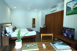una habitación de hotel con una cama y una mesa con una mesa en DEWALING by Laughing Lama Hotels, en Phuntsholing