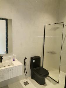 a bathroom with a toilet and a shower and a sink at شاليه ياسمين الشروق الأولى للمناسبات in Quai