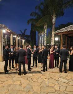 a group of men and women standing outside at a party at Refúgio GRUPOS com piscina, churrasqueiras 38 min Águas Claras Brasília in Brasilia +24 photos