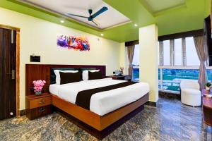 um quarto com uma cama grande em um quarto em Collection O AIIMS Kalyani em Kalyani