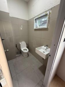 een badkamer met toilet en wastafel bij Kami Guest House Patong in Patong Beach
