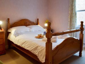 ein Schlafzimmer mit einem Bett, auf dem ein Tablett mit Essen steht in der Unterkunft Flither Cottage in Staithes