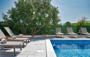 Bazén v ubytování Gorgeous Home In Vodnjan With Sauna nebo v jeho okolí