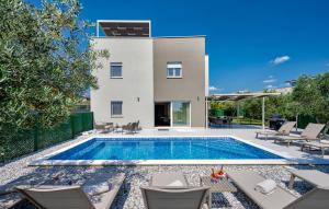 Bazén v ubytování Gorgeous Home In Vodnjan With Sauna nebo v jeho okolí + 35 fotografií