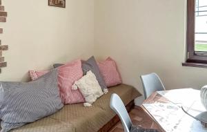 ein Wohnzimmer mit einer Couch mit Kissen darauf in der Unterkunft 2 Bedroom Gorgeous Home In Debina in Dębina