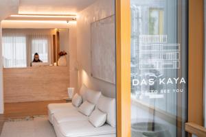 菲尔德施塔特Das Kaya Hotel Stuttgart Airport Messe的客厅配有白色沙发和镜子 更多87张照片