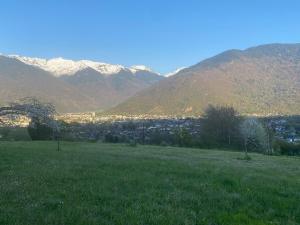 a green field with mountains in the background at Joli appartement cozy in Mercury