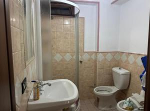 un baño con lavabo e inodoro en Casa vacanza Vega, en Roccalumera