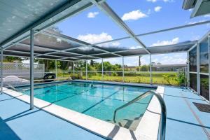 Una piscina con techo de patio abierto en Manna Brach House, en Rotunda-West