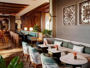 un restaurant avec des canapés, des tables et des chaises dans l'établissement Fairmont Kea Lani, Maui, à Wailea