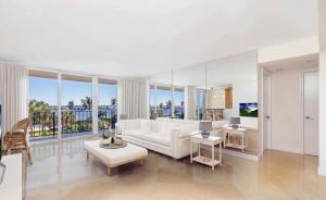 Μια τηλεόραση ή/και κέντρο ψυχαγωγίας στο Bright Two-Bedroom Condo with Intracoastal Views