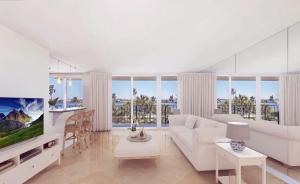 Μια τηλεόραση ή/και κέντρο ψυχαγωγίας στο Bright Two-Bedroom Condo with Intracoastal Views