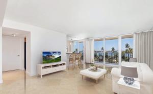 Μια τηλεόραση ή/και κέντρο ψυχαγωγίας στο Bright Two-Bedroom Condo with Intracoastal Views