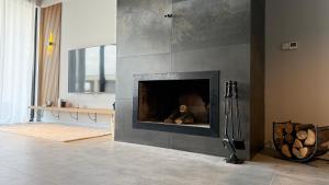 een woonkamer met open haard met een teddybeer bij Luxury Villa #1 in Stantsiya Mukhiani +11 foto's