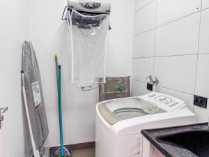 a small bathroom with a washing machine in it at Casa em bairro nobre + 3 quartos com ar e 2 vagas in Ourinhos +40 photos