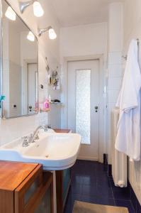 a bathroom with a sink and a mirror at Pronto Soccorso per Globe Trotter, vista sulle Alpi, aria condizionata, bagno condiviso in Turin