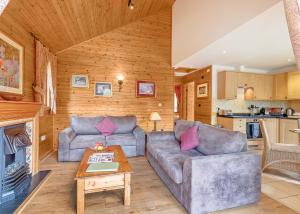ファーナムにあるTilford Woods Lodge Retreatのソファ2つとテーブルのあるリビングルーム