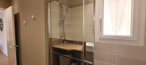 a shower stall in a bathroom with a window at Appartement moderne de 54 m, 2 chambres in La Seyne-sur-Mer +7 photos
