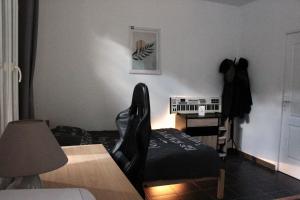 a room with a table and a chair and a desk at Maisonnette proche Bordeaux Centre - Netflix in Bouliac