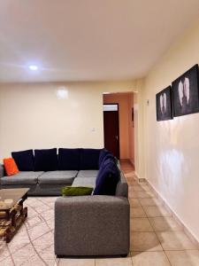 una sala de estar con un sofá y una mesa en Sunshine Home, en Nanyuki