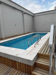 een zwembad bovenop een gebouw bij Apartamento AVITA - Centro in San Miguel de Tucumán