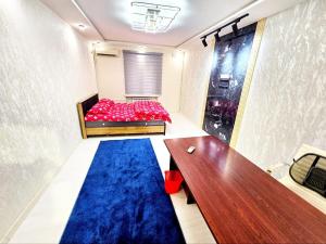 タシュケントにあるCHORSU komplex Hazrati Imamの赤いベッドと青いカーペットのある部屋 +160枚の写真