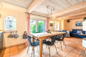 a kitchen and dining room with a table and chairs at In Vorbereitung in Oldsum