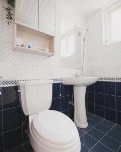 a bathroom with a white toilet and a sink at Kintex 2rooms 3bed GTX Kintex17m 