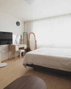 a bedroom with a bed and a desk and a window at Kintex 2rooms 3bed GTX Kintex17m 