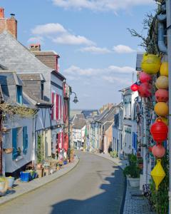 an empty street in a town with colorful houses at Sarananda - apartment in Saint-Valery-sur-Somme