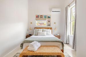 - une chambre avec un lit et 2 serviettes sur un banc dans l'établissement Rustic Elegance Farmhouse, Sanford Farms, Fl, à Sanford