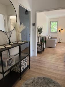 un salon avec un miroir et un canapé dans l'établissement Les Reflets de Dijon, à Dijon
