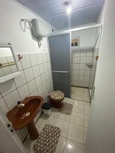 ガロパバにあるMorada da Amendoeiraの洗面台とトイレ付きのバスルーム