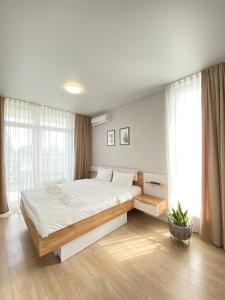 Ένα ή περισσότερα κρεβάτια σε δωμάτιο στο Nyvky Like Home - Good Apartment 50 з балконом