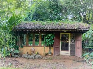 a small house with a grass roof at hug pang mao homestay Lampang โฮมสเตย์ฮักปางมะโอ ลำปาง in Ban Cham Pu Loei +6 photos