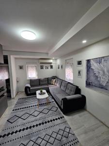 una sala de estar con un sofá y una mesa en Mostar Luxury Apartment, en Mostar