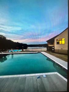 Πισίνα στο ή κοντά στο Chalet Montelago in The Hideout