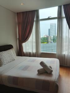 une chambre avec un lit et une grande fenêtre dans l'établissement Vortex suites klcc by city view kulal Lumpur, à Kuala Lumpur 25 autres photos