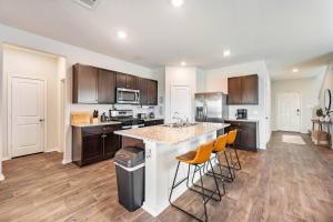 Kuchyň nebo kuchyňský kout v ubytování Modern Western 5BR Retreat! BMT SeaWorld Riverwalk Alamo