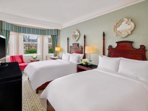 Postel nebo postele na pokoji v ubytování Fairmont Chateau Laurier + 122 fotografií