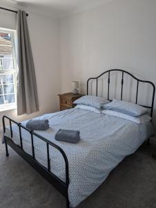滨海戈尔斯顿Cosy Pet Friendly Holiday House in Gorleston - five minutes to beach的卧室里有一张床，床上放着两条毛巾。