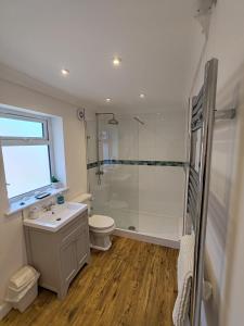 滨海戈尔斯顿Cosy Pet Friendly Holiday House in Gorleston - five minutes to beach的带淋浴、马桶和水槽的浴室 更多73张照片