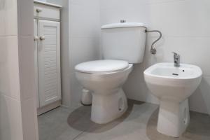 un bagno con un water e un lavandino di Ático con vistas a Port Saplaya Altre 6 foto